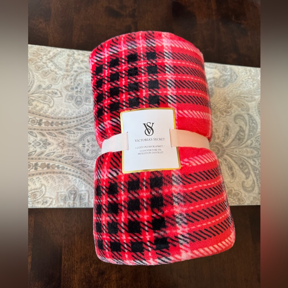 New Victoria’s Secret Red Plaid 50 x 60 Cozy Flece Blanket Throw 2024